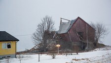 På Herset i Nesna kommune ble en låve totalskadet av ekstremværet Ylva.
