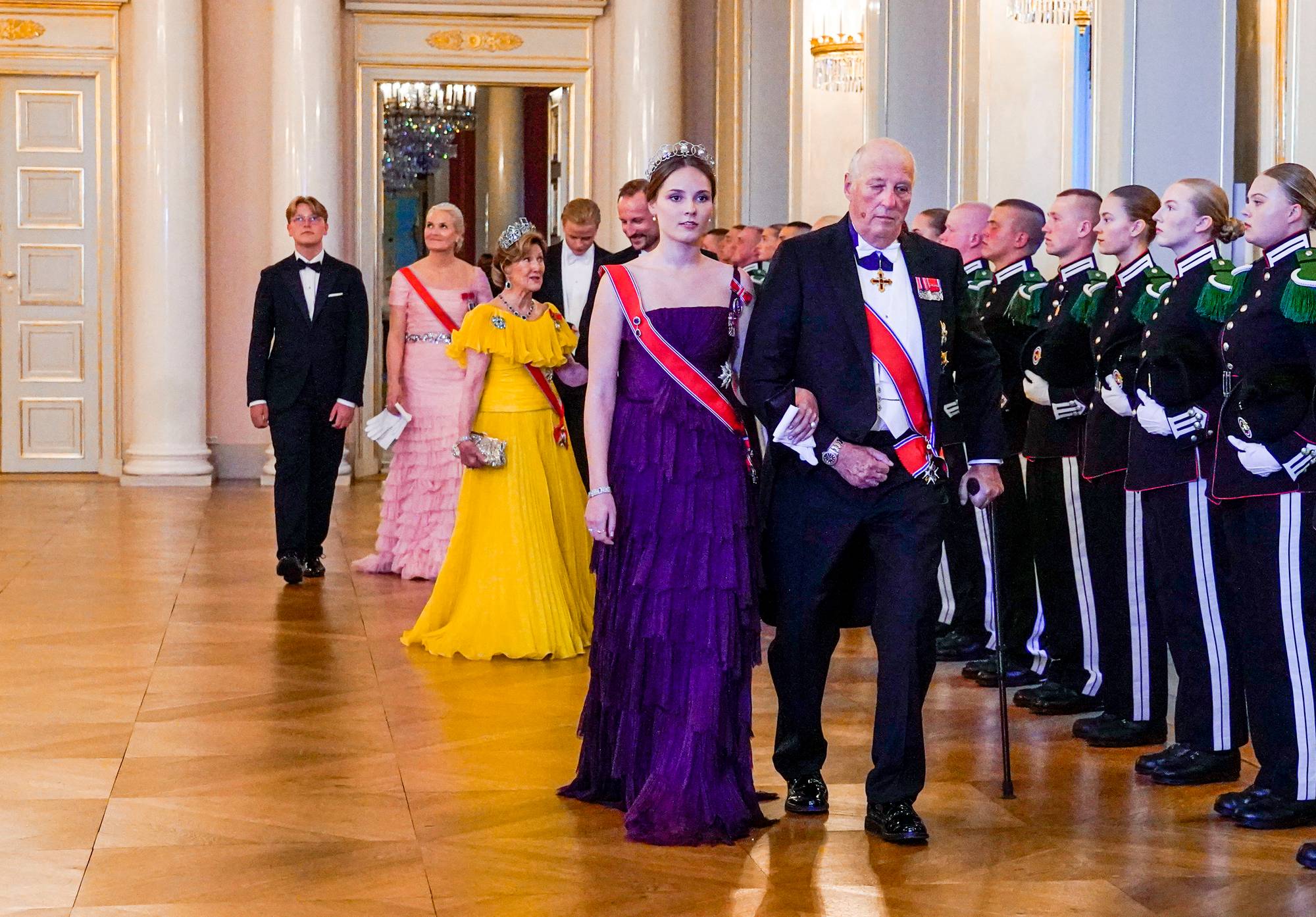 Prinsesse Ingrid Alexandra holder kong Harald i armen når de går gjennom Store festsal