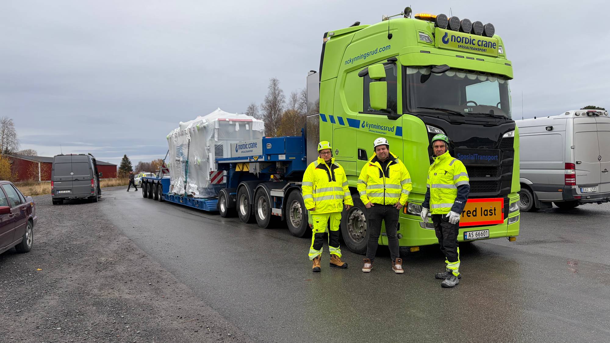 Mannskaper fra Nordic Crane til stede da bilen kom seg av brua. Til høyre sikkerhetssjef Heine Lien