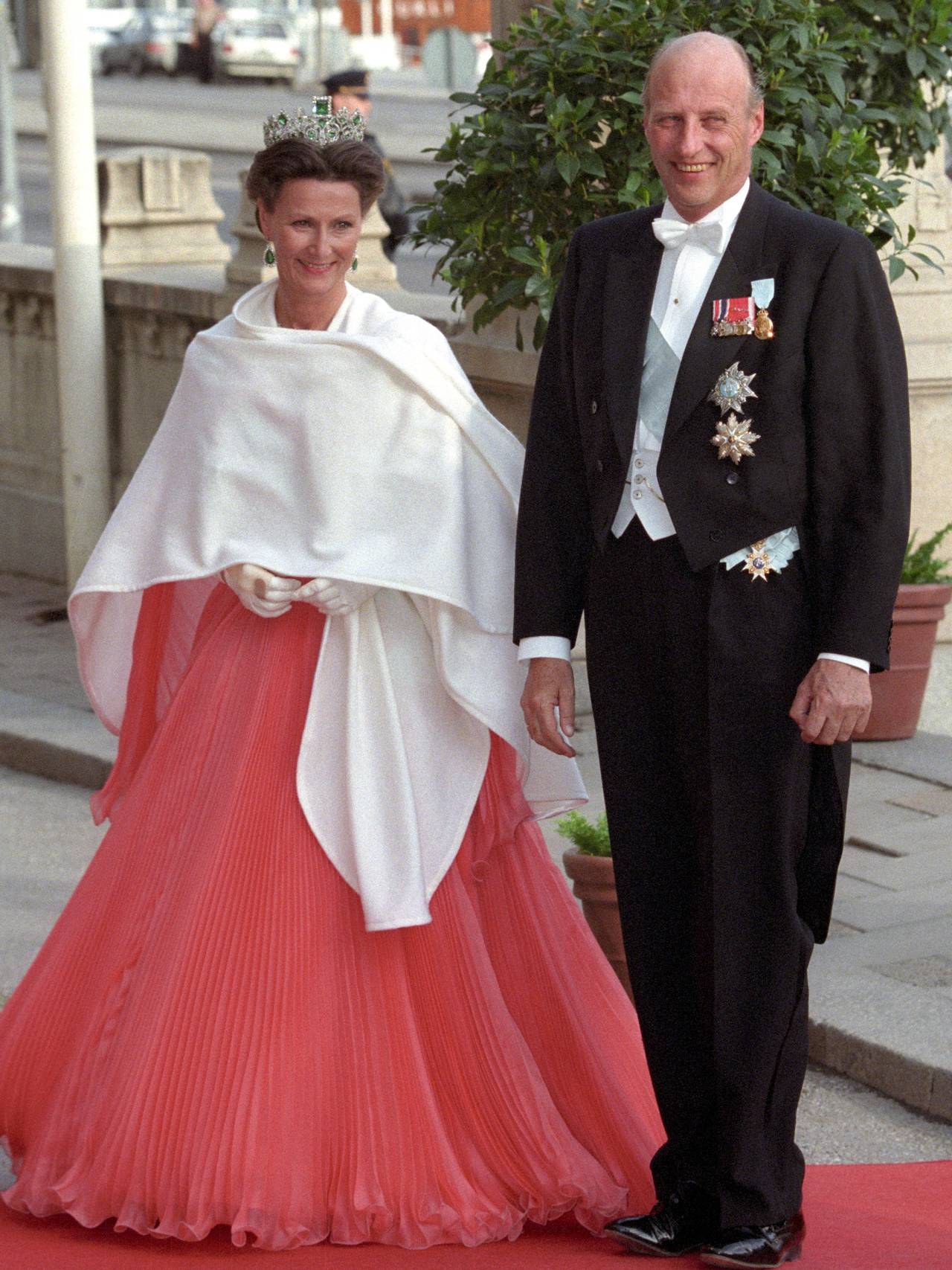 Dronning Sonja i rosa plissékjole