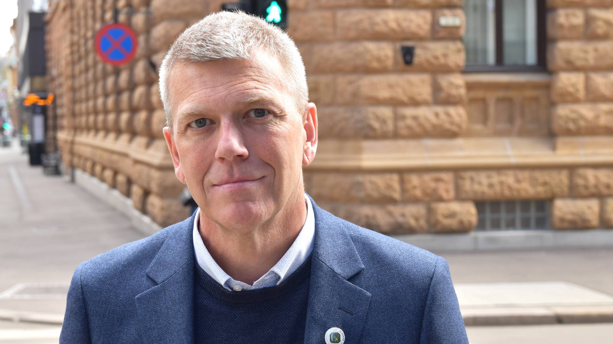 En mann i blå skjorte (Bildebeskrivelsen er laget av en KI-tjeneste)