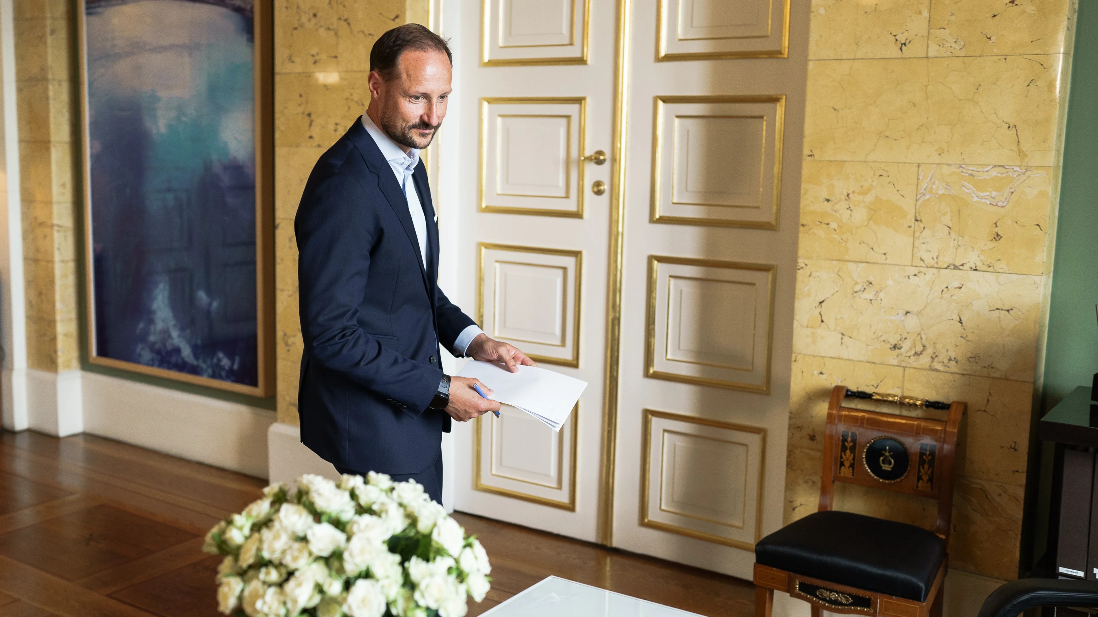 Kronprins Haakon går mot skrivebordet sitt på kronprinsens kontor på Slottet sommeren 2023, da han tok imot NRK i anledning 50-årsdagen sin.