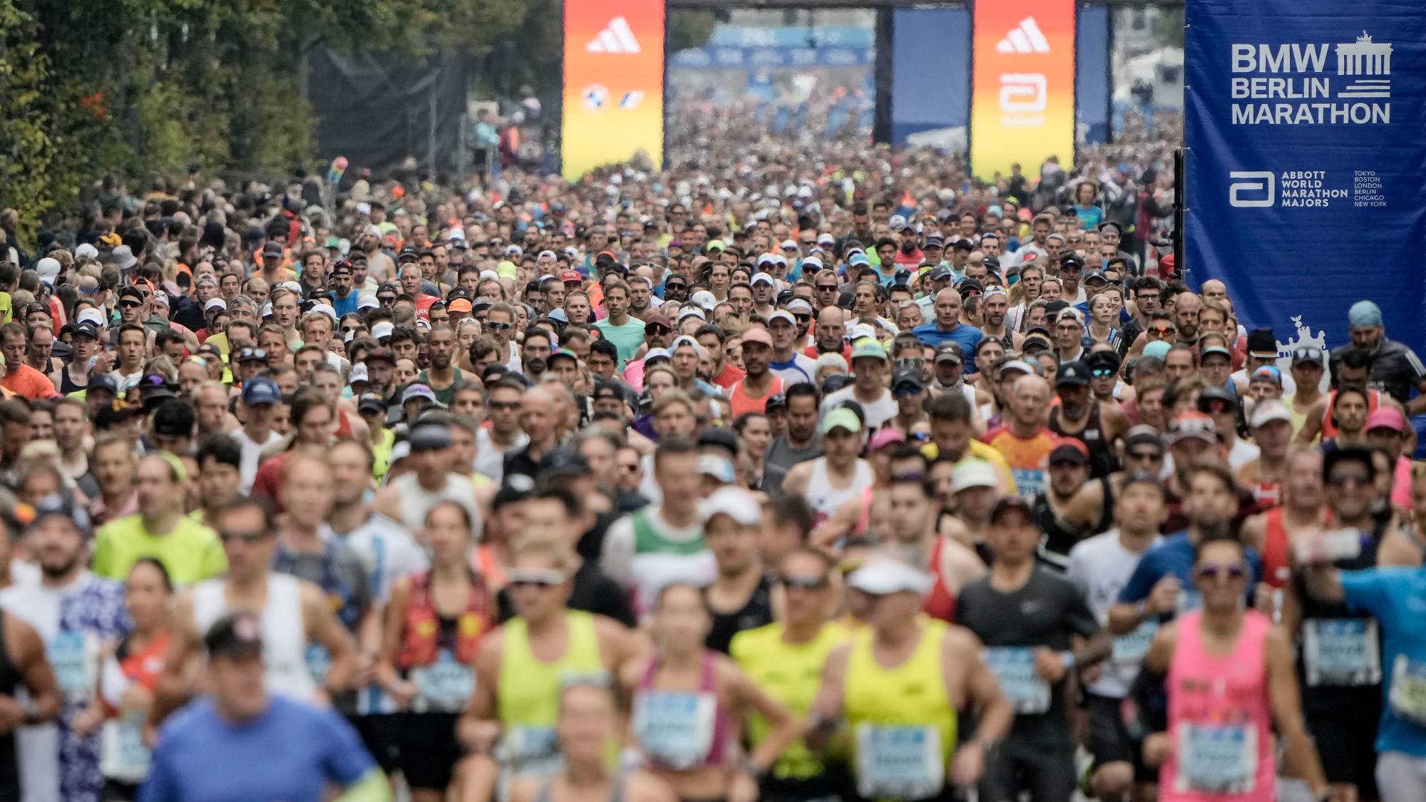 En stor menneskemengde starter i Berlin maraton i Berlin.