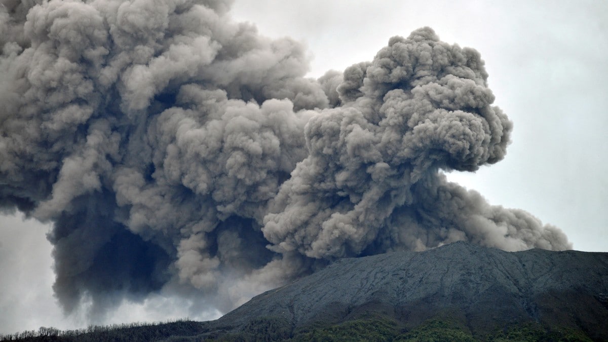 Elleve funnet døde etter vulkanutbrudd i Indonesia