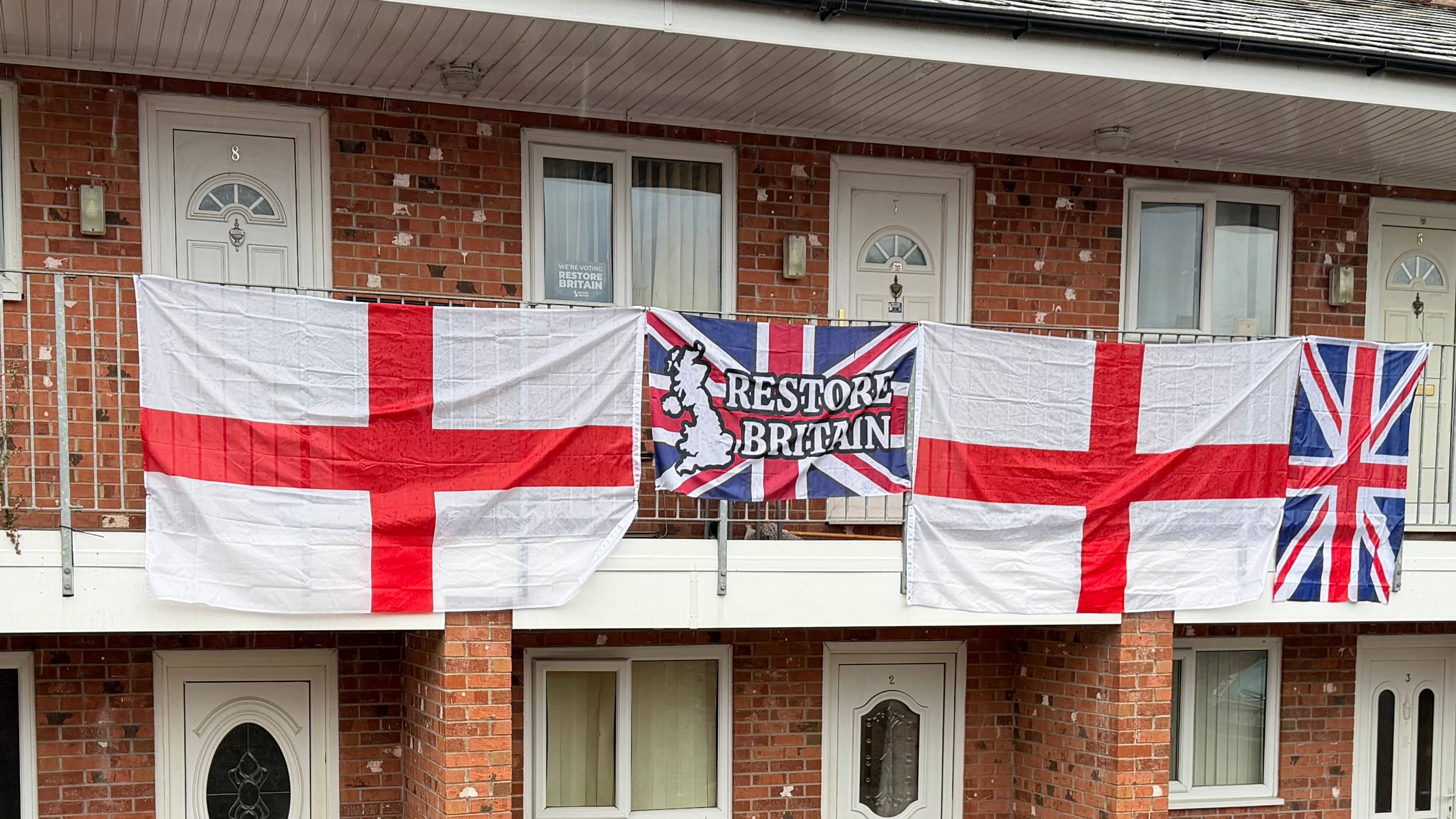 Restore Britain-bannere ved hus