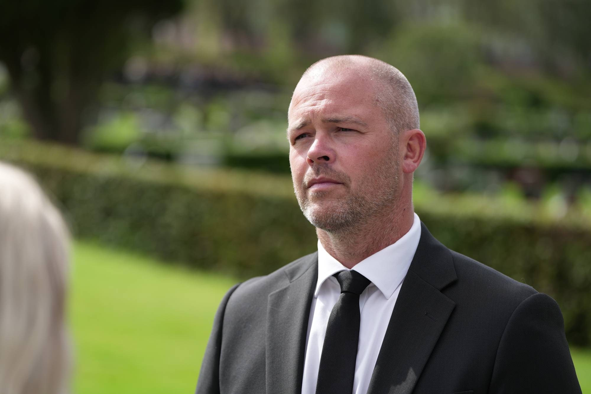 Ordfører Andreas Bjorland i sort dress og hvit skjorte.