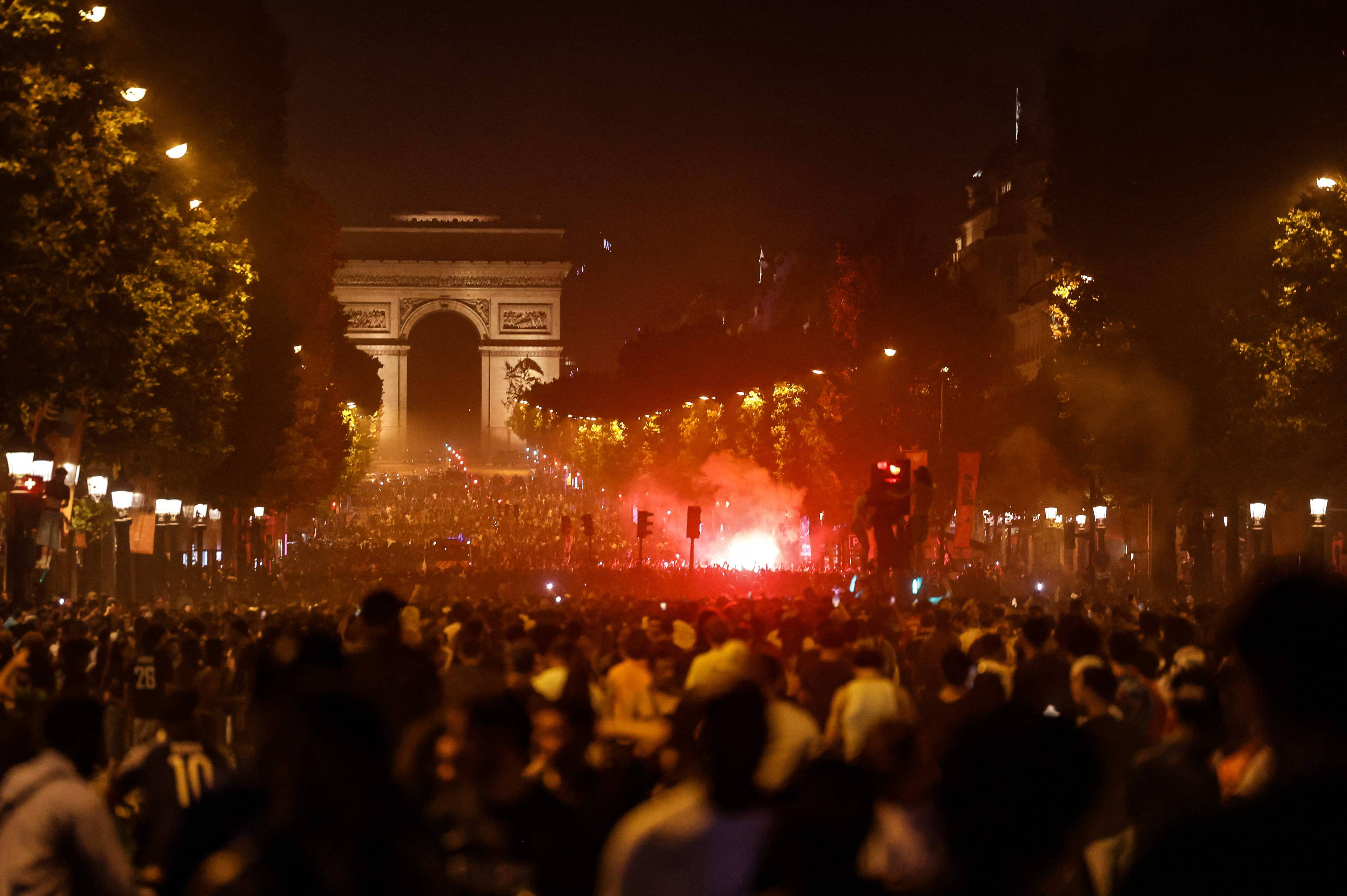 Stor folkemengde foran Triumfbuen i Paris.