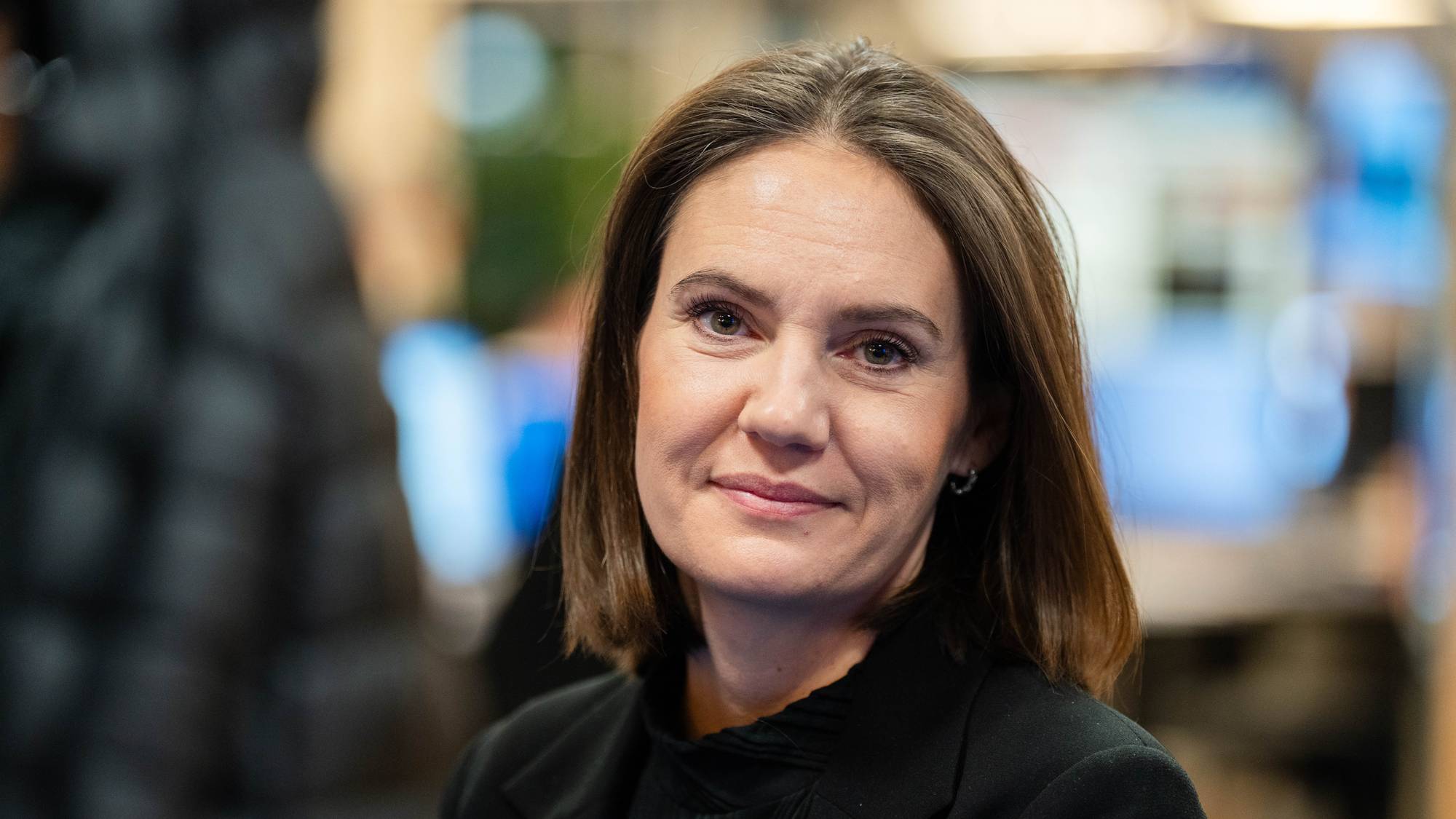 Julie Remen Midtgarden, Høyre og Sunniva Holmås Eidsvoll, SV, møttes i politisk kvarter for å snakke om fraværsgrensa. 