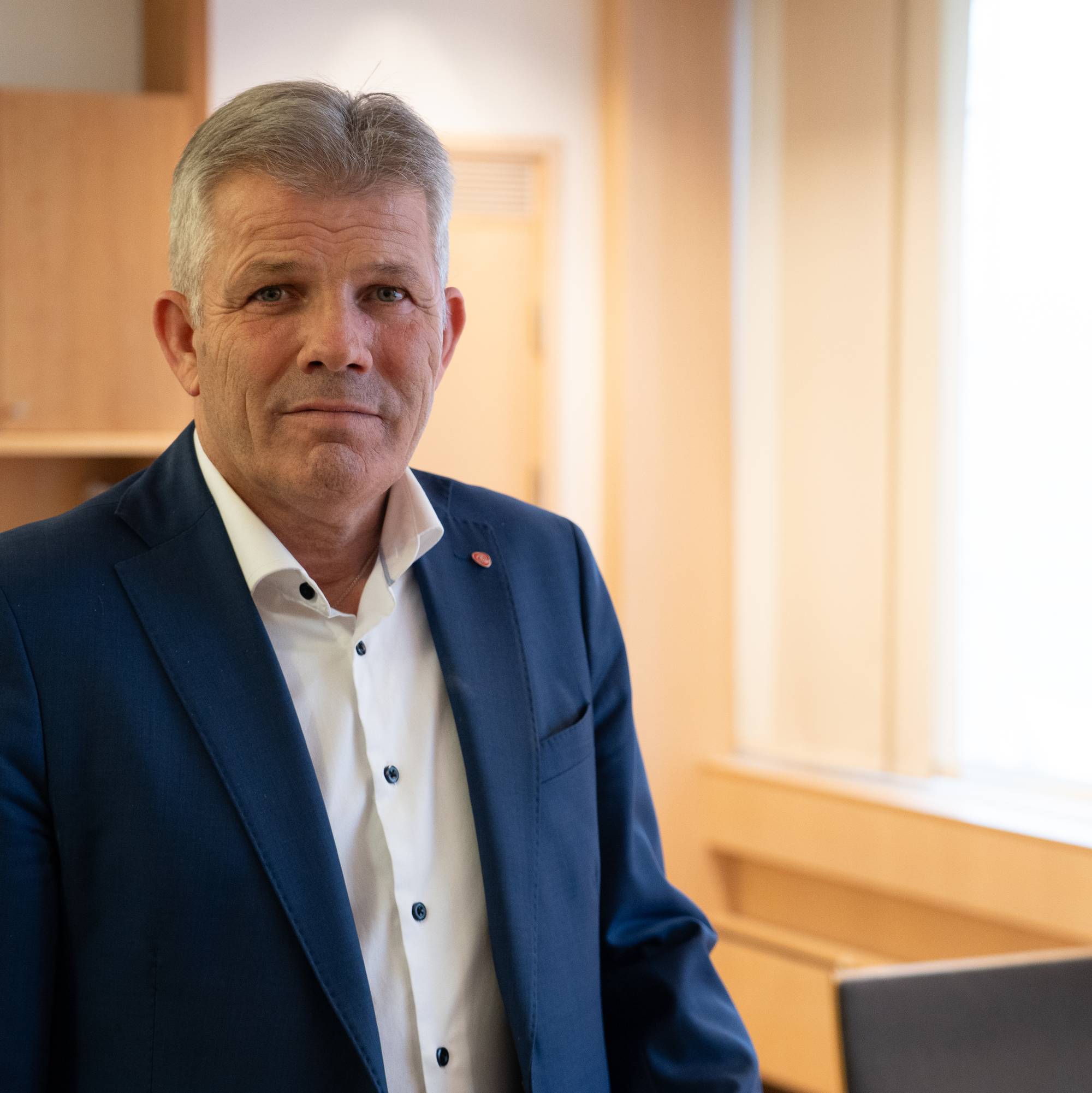 Et bilde av Bjørnar Skjæran, i et kontorlokale.