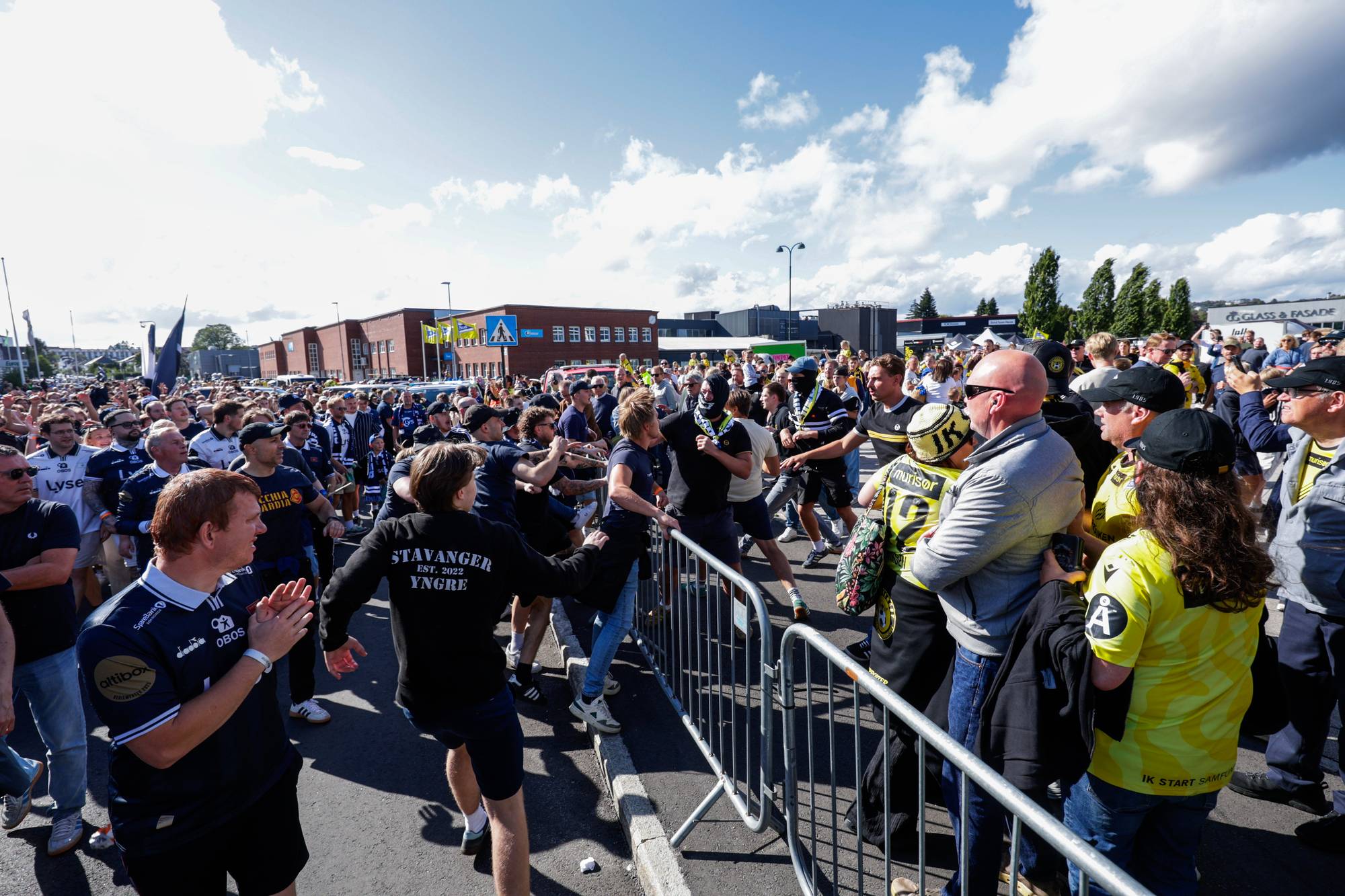 masse mennesker i gatene med politi til stede