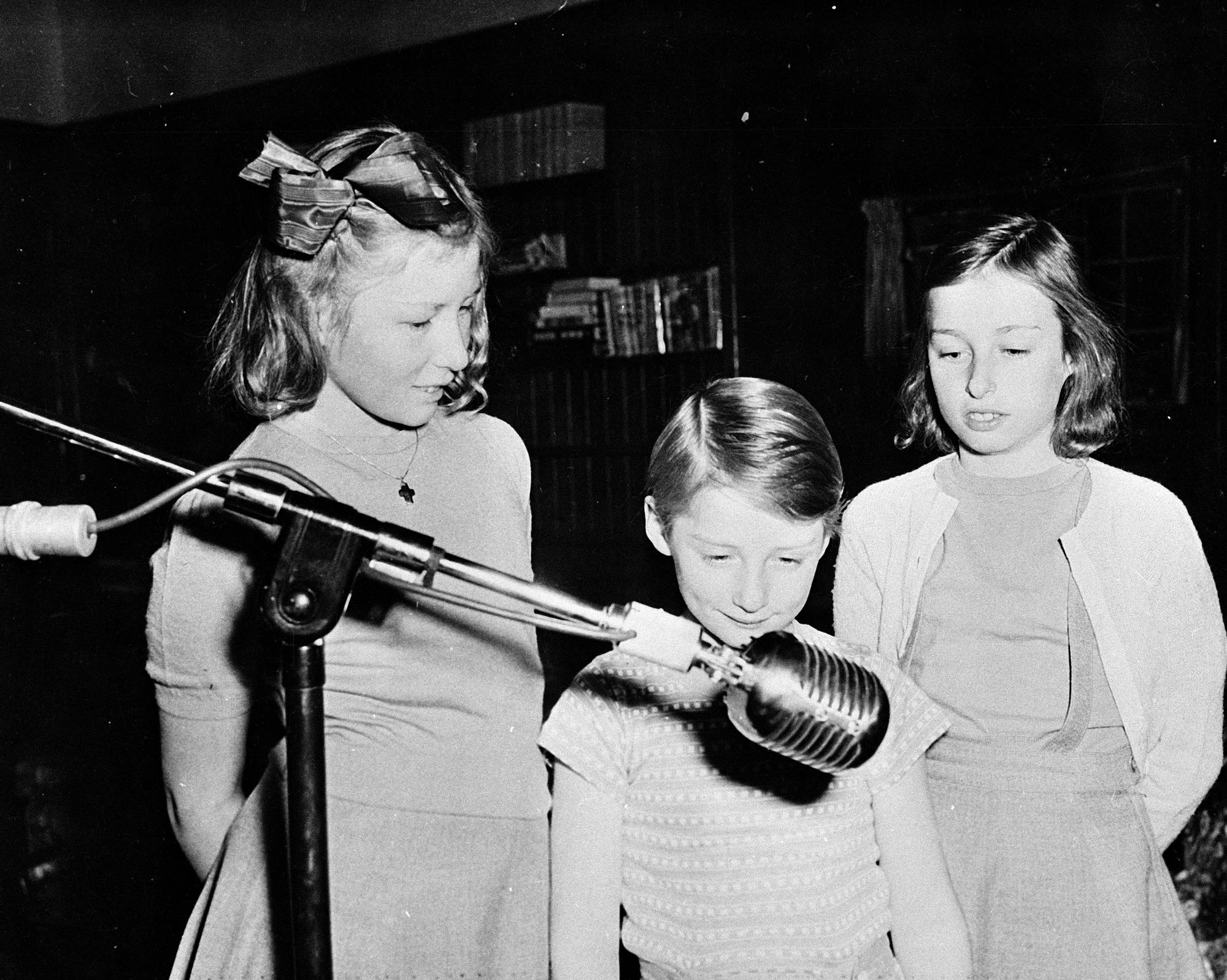 Kronprinsbarna sender julehilsen hjem fra studio i USA i 1942.