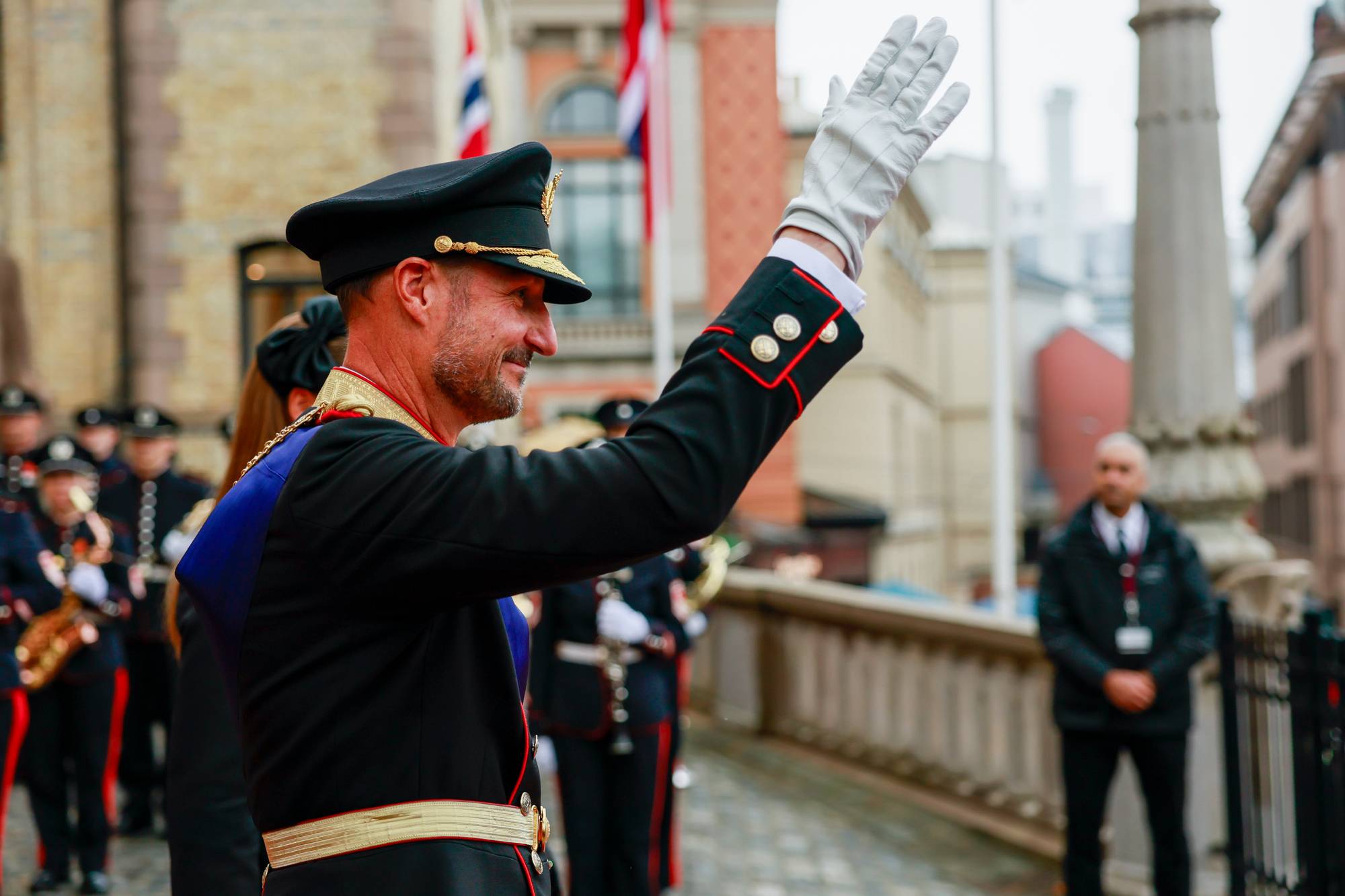 Kong Haakon vinker til folk når han går ut av Stortinget etter å ha foretatt den høytidelige stortingsåpningen