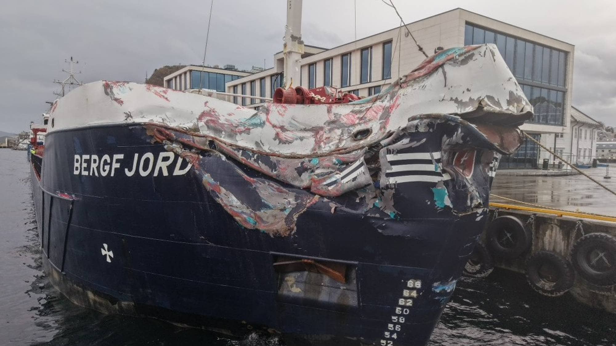Skipet Bergfjord ligger til kai med store skader i Ålesund.