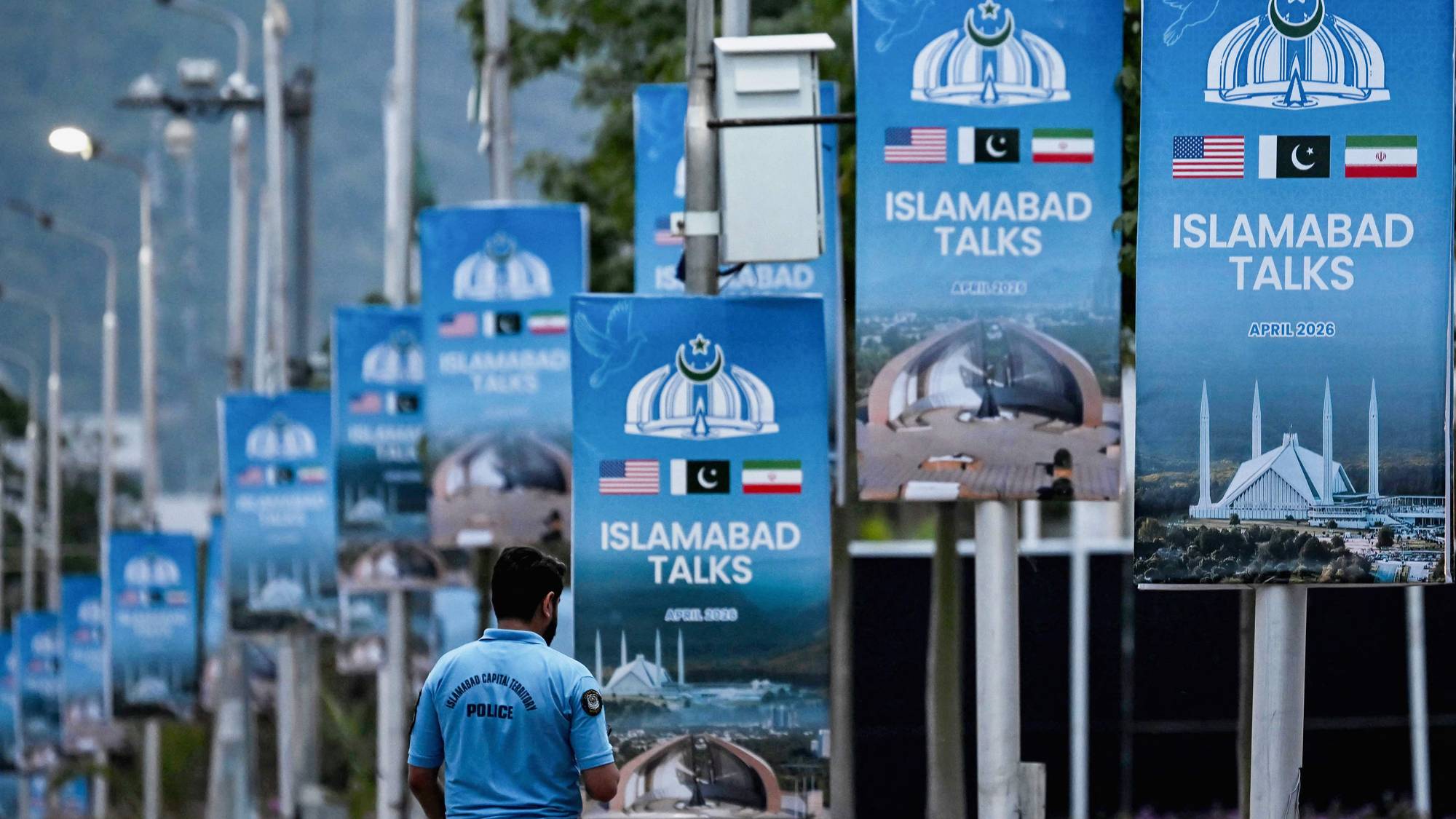 Plakater langs veien i Islamabad viser at det er samtaler mellom USA, Iran og Pakistan i byen.