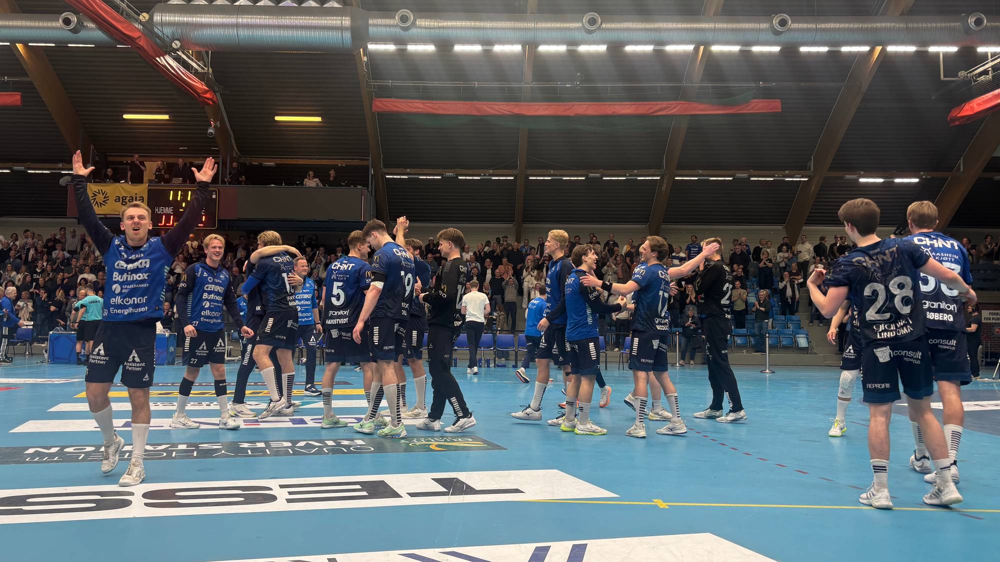 Håndballspillere som jubler