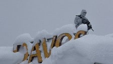 Skarpskytter på plass som en del av sikkerhetsoppbudet på det topptunge møtet i Davos, men store mengder snø gjør oppdraget deres utfordrende.