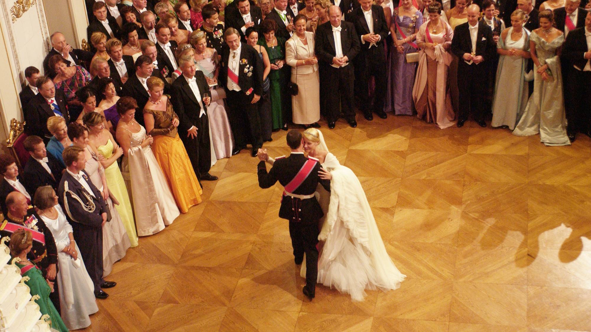 Kronprins Haakon og kronprinsesse Mette-Marit danser brudevals i ballsalen på Slottet