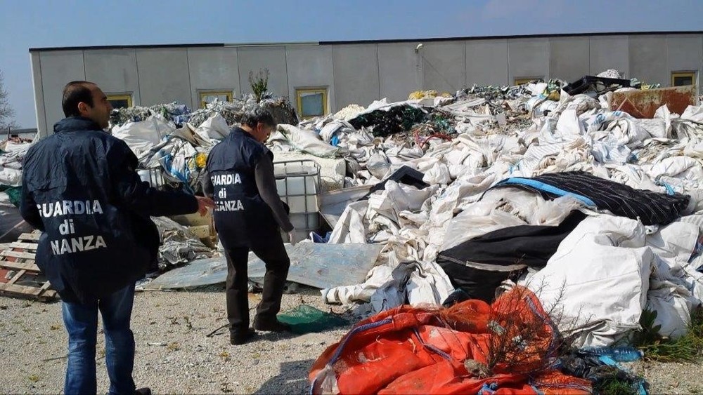 Ny rapport fra Interpol avslører utstrakt kriminalitet i avfallsbransjen