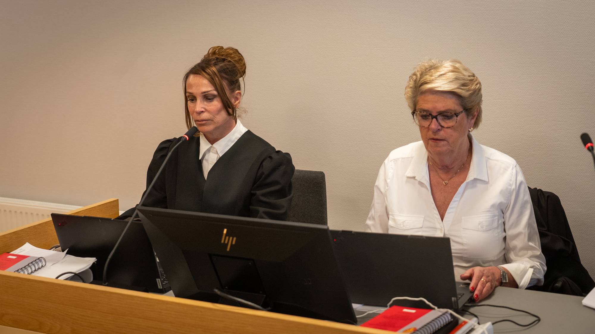 Advokat Barbro Marie Kozderka Røkenes (til venstre) og Inger Johanne Reiestad Hansen forsvarer en av mennene som er tiltalt for å ha vært med på ulovlig ulvejakt. 