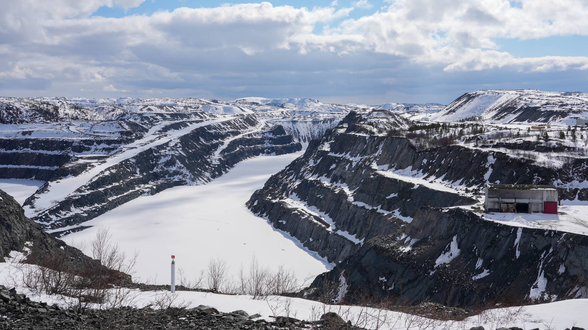 Utsiktspunkt over malmfjellet i Bjørnevatn inne i Sydvaranger gruve.