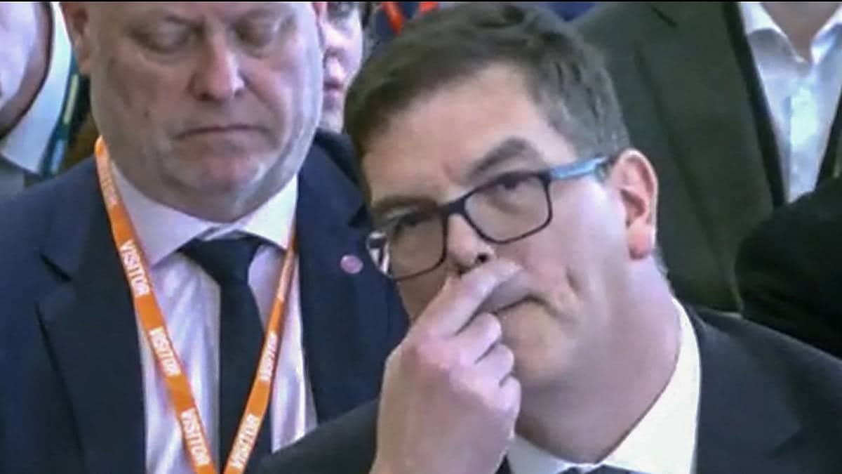 Sparket UD-sjef sier han ble utsatt for press