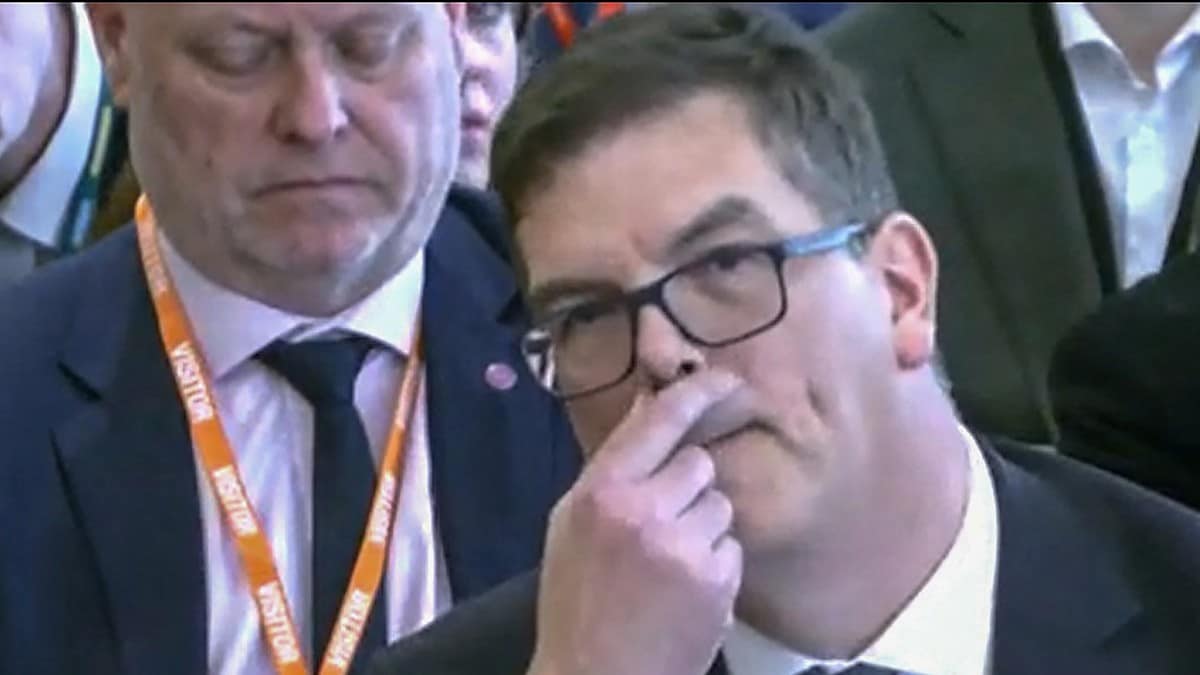 Sparket UD-sjef sier han ble utsatt for press