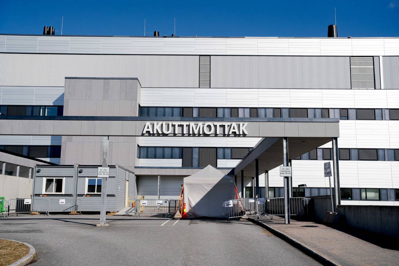 Det er ingen mennesker eller biler foran akuttmottaket.