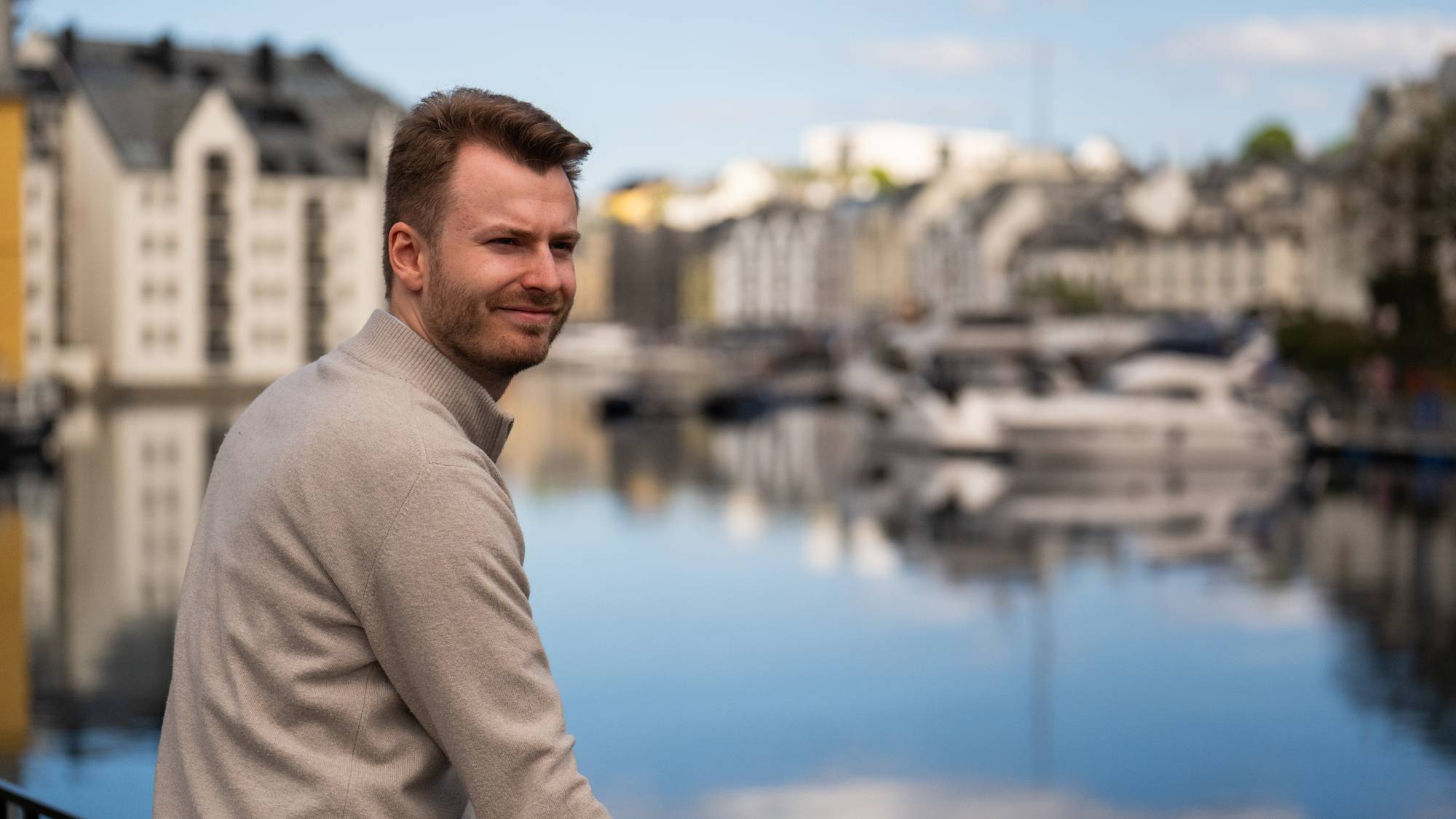mann står med ryggen til