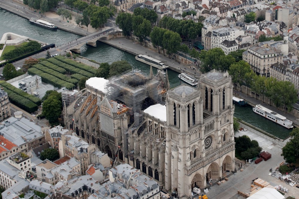 Skoler ved Notre-Dame må stenge etter forurensning
