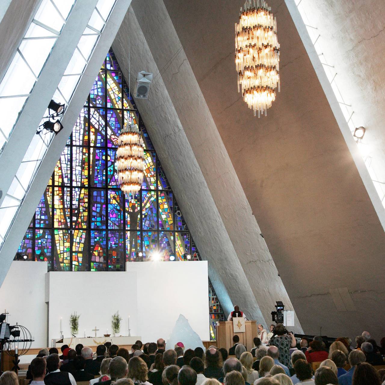 Glassmaleri i Ishavskatedralen sett fra innsiden