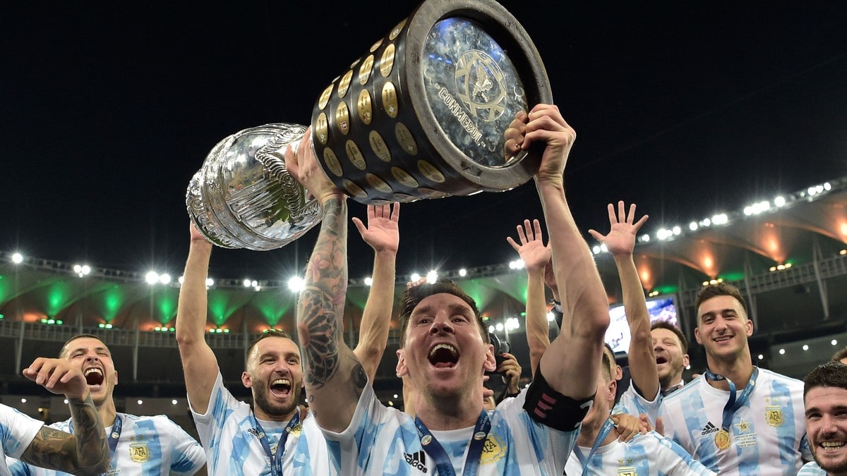 Nå får fotballdommere rosa kort – skal testes ut i Copa America