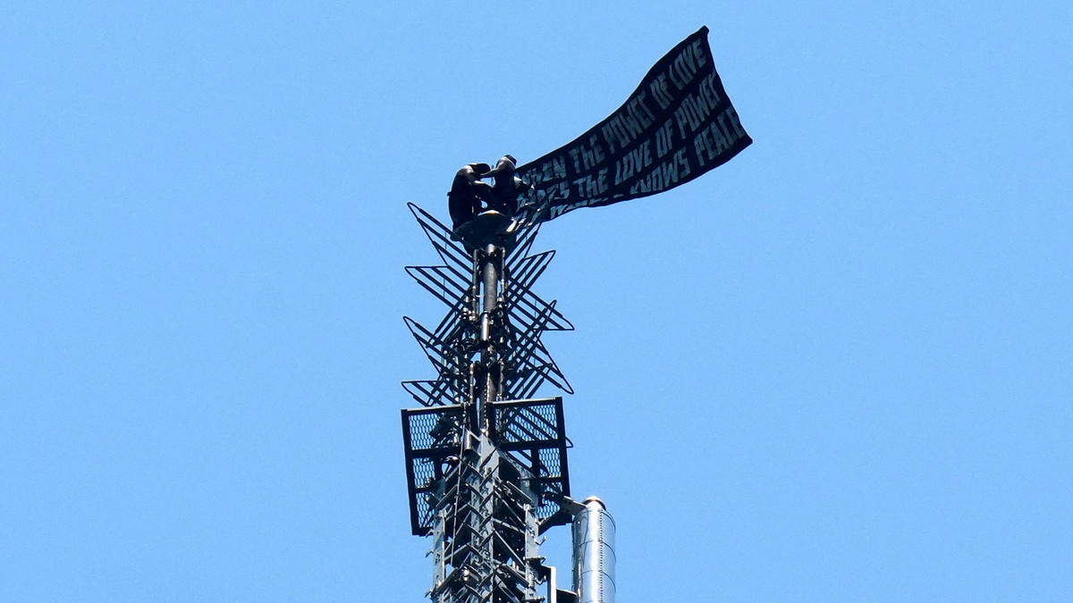 To personer klatret opp i spiret på Empire State Building