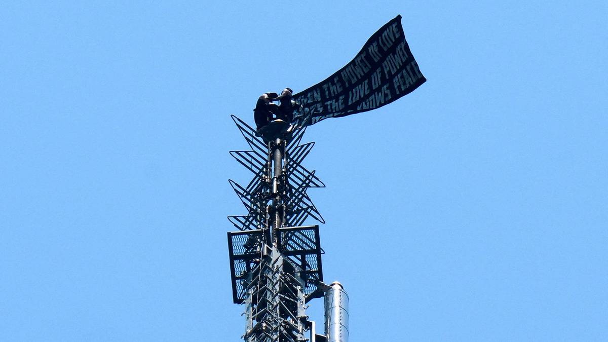To personer klatret opp i spiret på Empire State Building