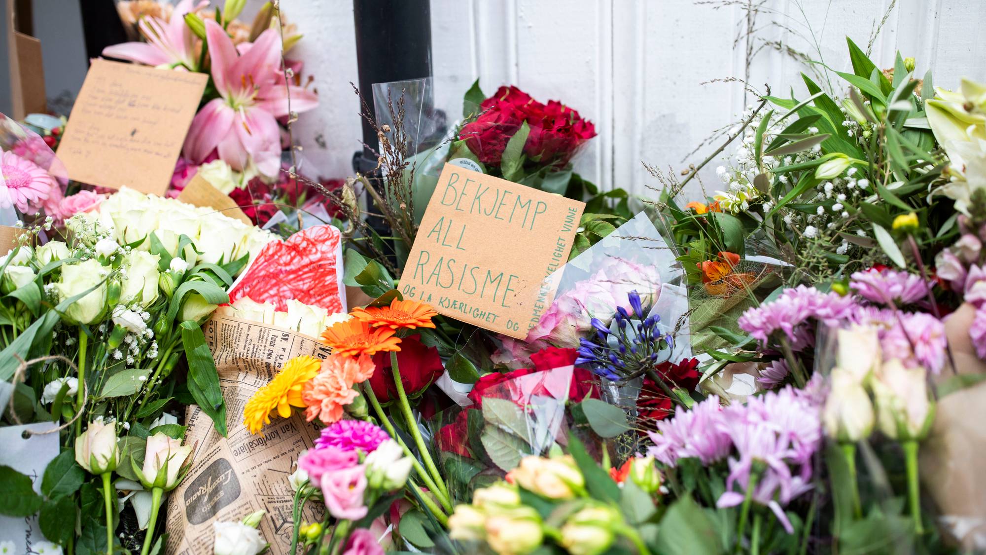 Mange blomster lagt ned på Kampen til minne for Tamima Nibras Juhar.