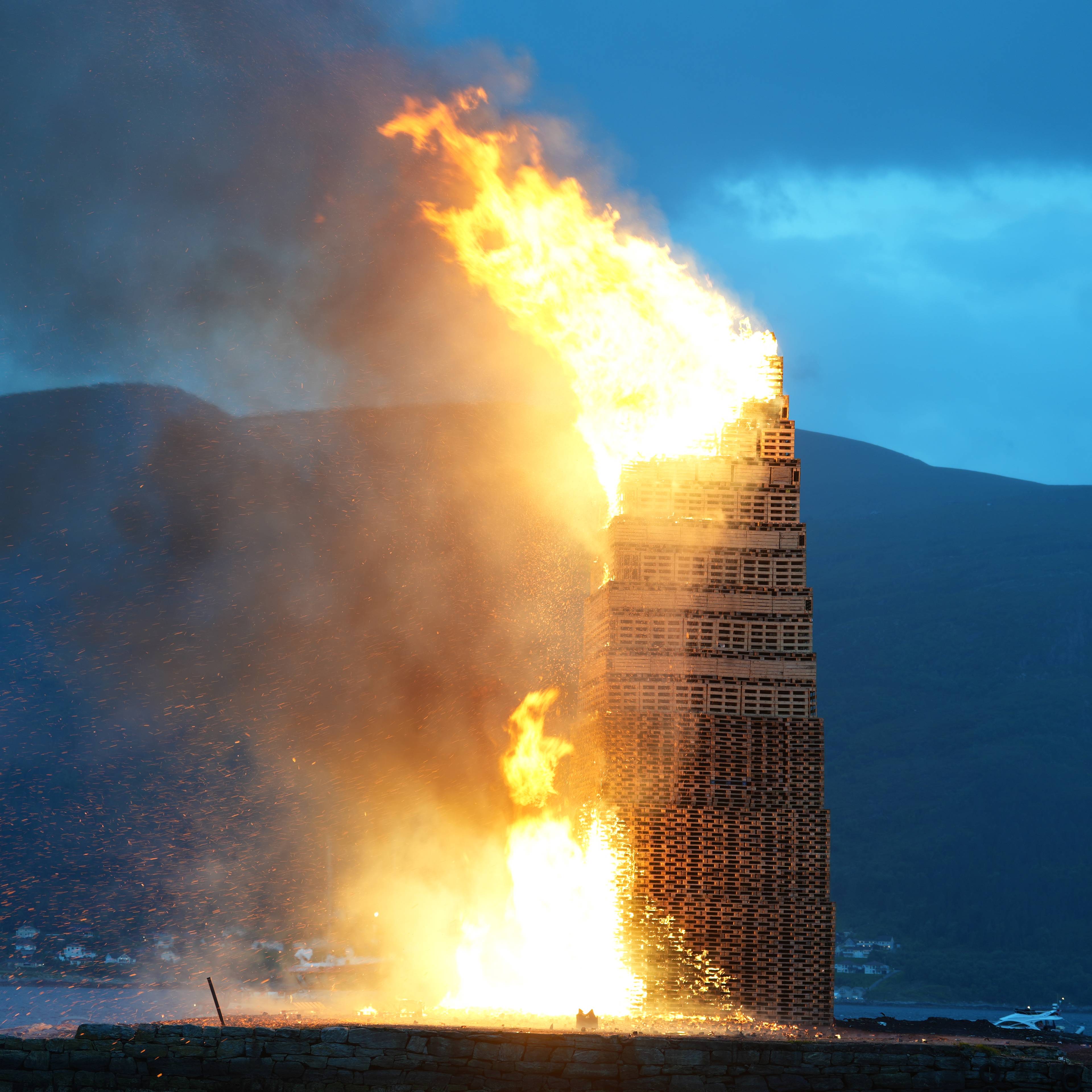flammar og røyk