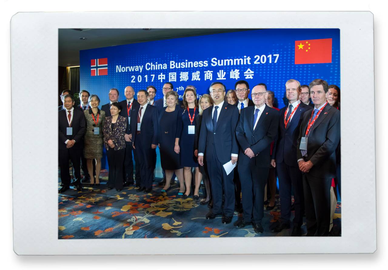 Statsminister Erna Solberg sammen med kinesiske og norske toppledere under næringsliv seminaret Norway China Business Summit i Beijing i 2017