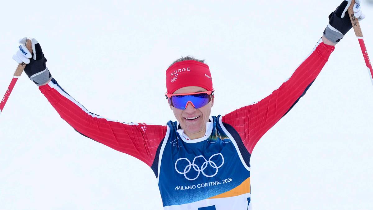 Heidi Weng går sisteetappen på stafetten