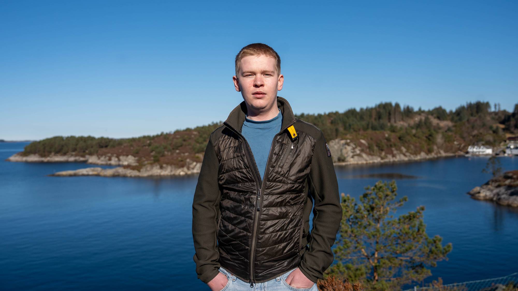 Ein ung mann i havgapet i fint vær. 