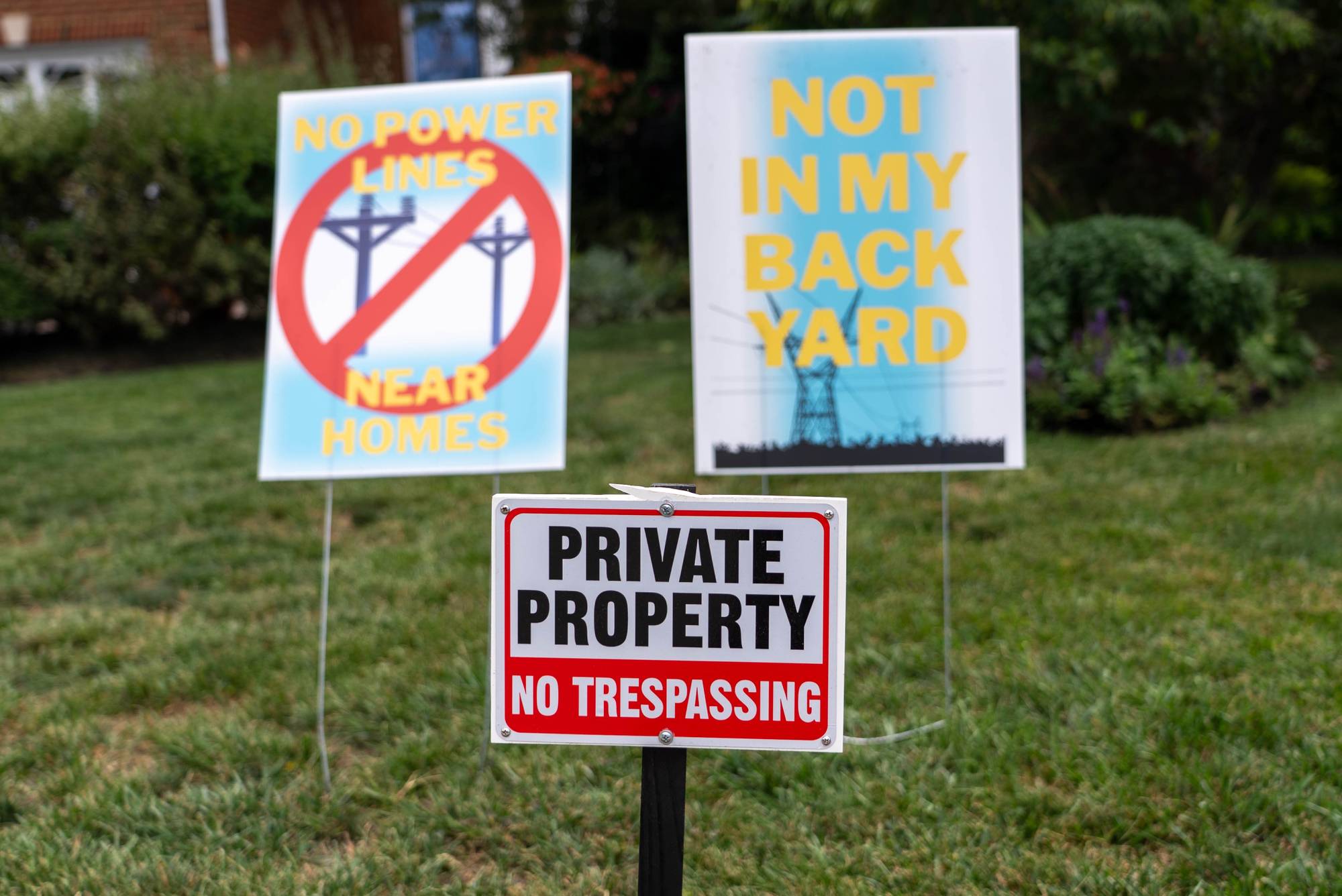 Plakatar i ein hage i Ashburn, Virginia.