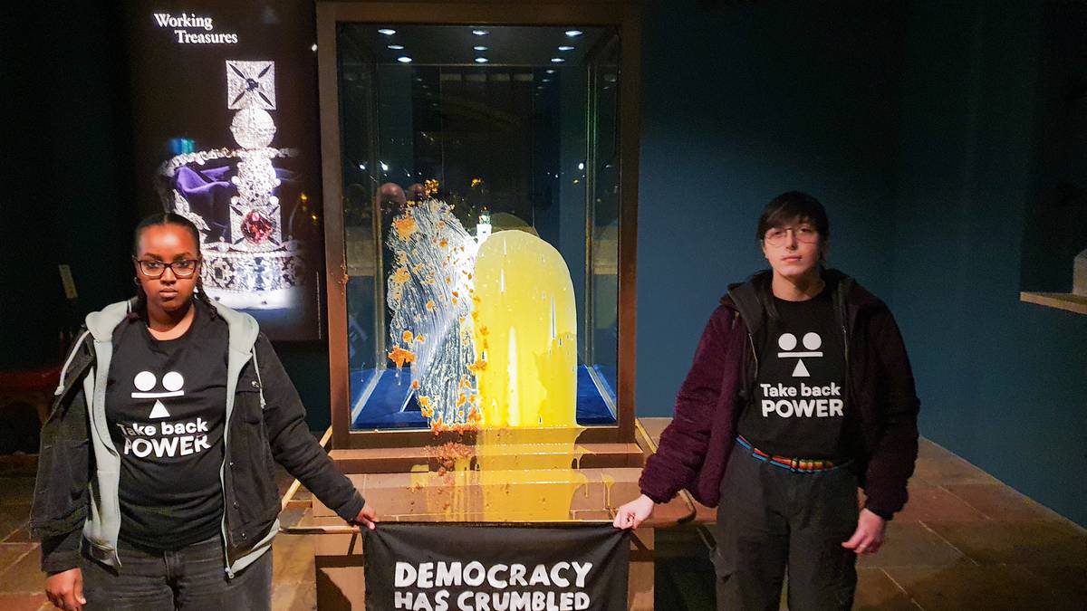 Protestgruppe arrestert etter å ha kastet eplekake på britiske kronjuveler