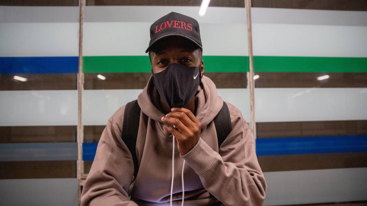 Nathaniel Jones har munnbindet klart i lomma på T-banestasjonen