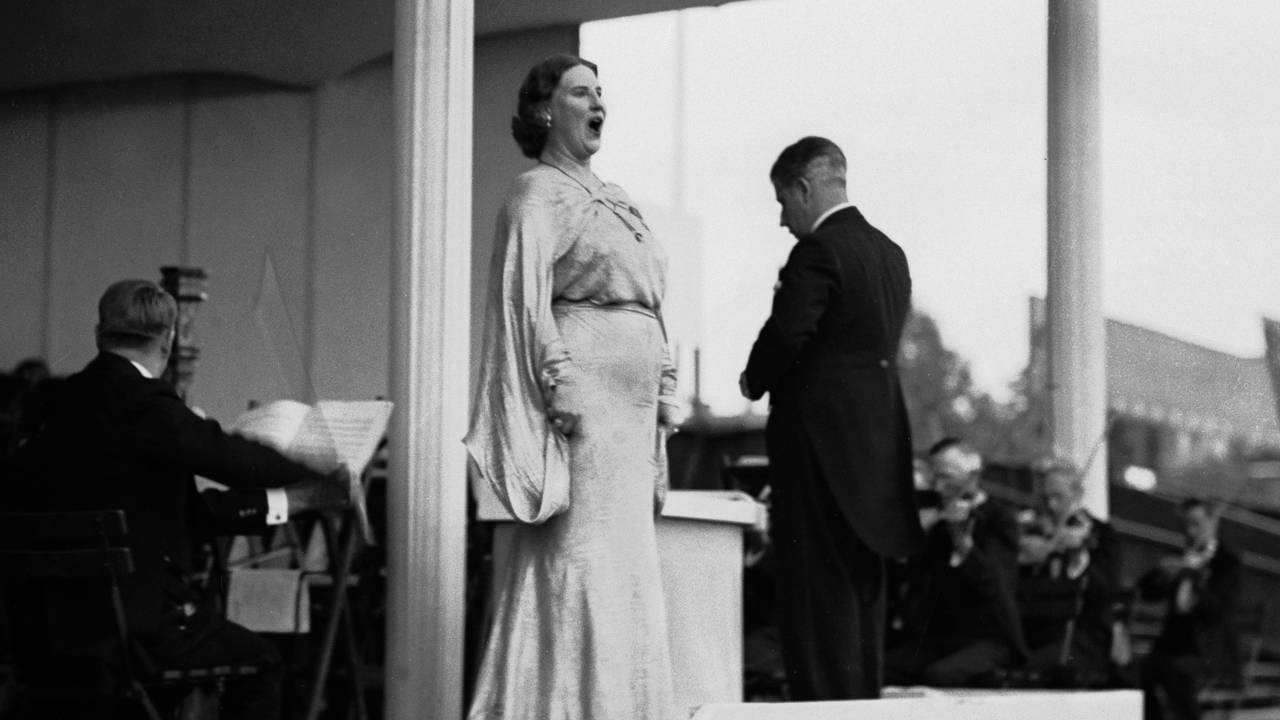 Sangerinne Kirsten Flagstad holder konsert på Frogner Stadion, for fulle tribuner. Her Flagstad i aksjon på scenen 1936