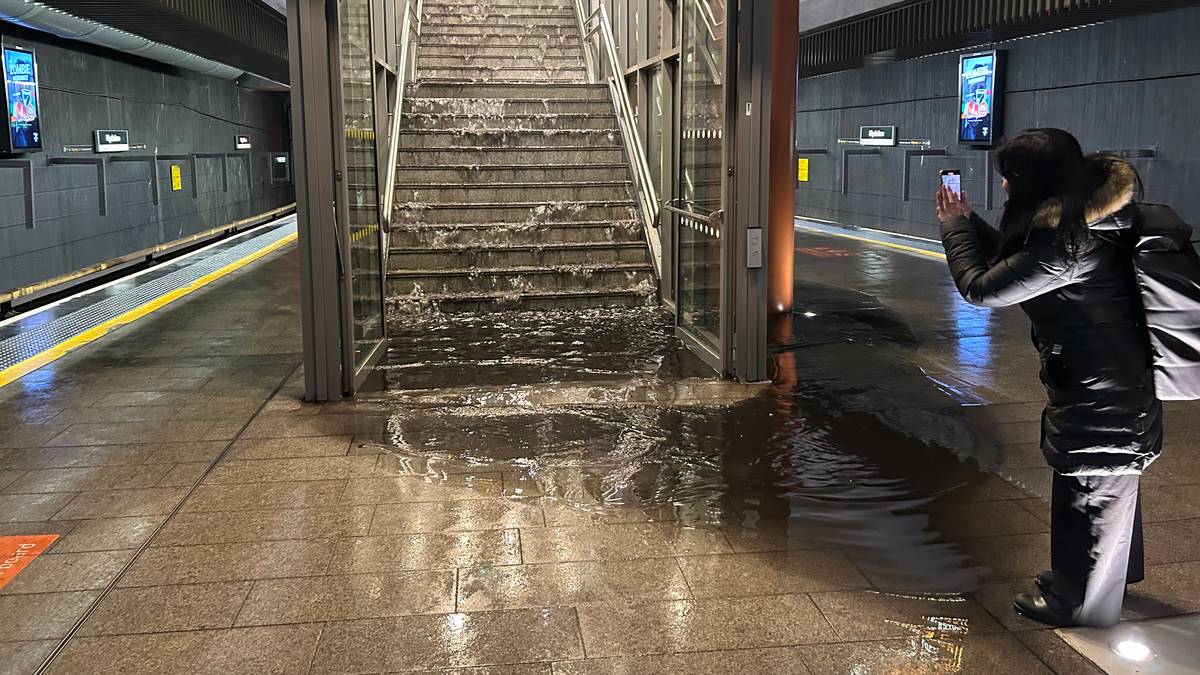 Evakuerer T-banestasjon etter vannlekkasje