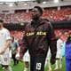 Agustin Marcarian / REUTERS,NTB Alphonso Davies går over gressmatta på en fotballstadion ikledd Canadas treningsjakke. (Bildebeskrivelsen er laget av en KI-tjeneste)