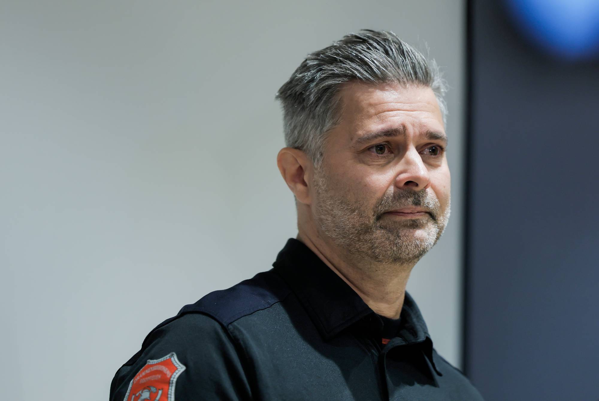 Portrett av en mann i uniform med grått hår. Han ser ut til siden mot en lys bakgrunn. 