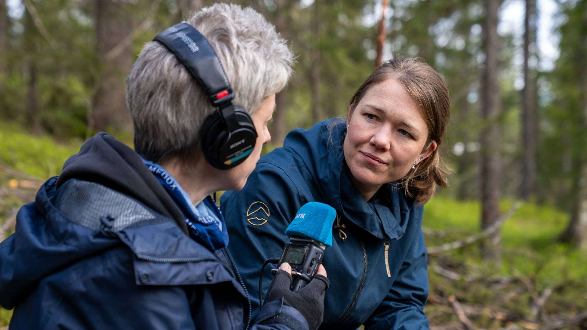 Une Aina Bastholm fra MDG blir intervjuet av NRK´s reporter Kristine Næss Larsen