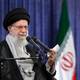 Office of the Iranian Supreme Leader / Reuters / NTB Ali Khamenei i svart turban og briller snakker inn i en mikrofon