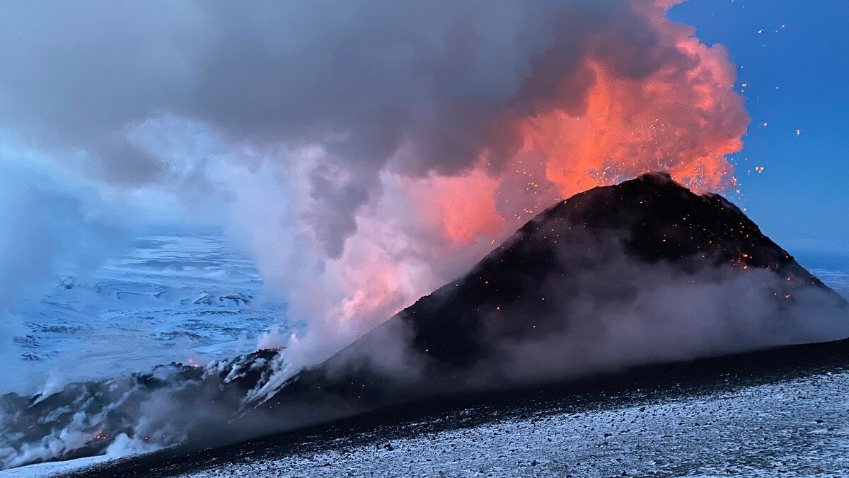 To vulkaner våkner til liv på Kamtsjatka-halvøya