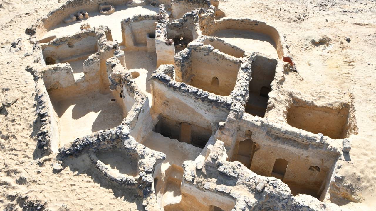 Utgravinger gjort i Bahariya i den vestlige ørkenen i Egypt av det som ser ut til å være verdens eldst daterte kristne kloster. 