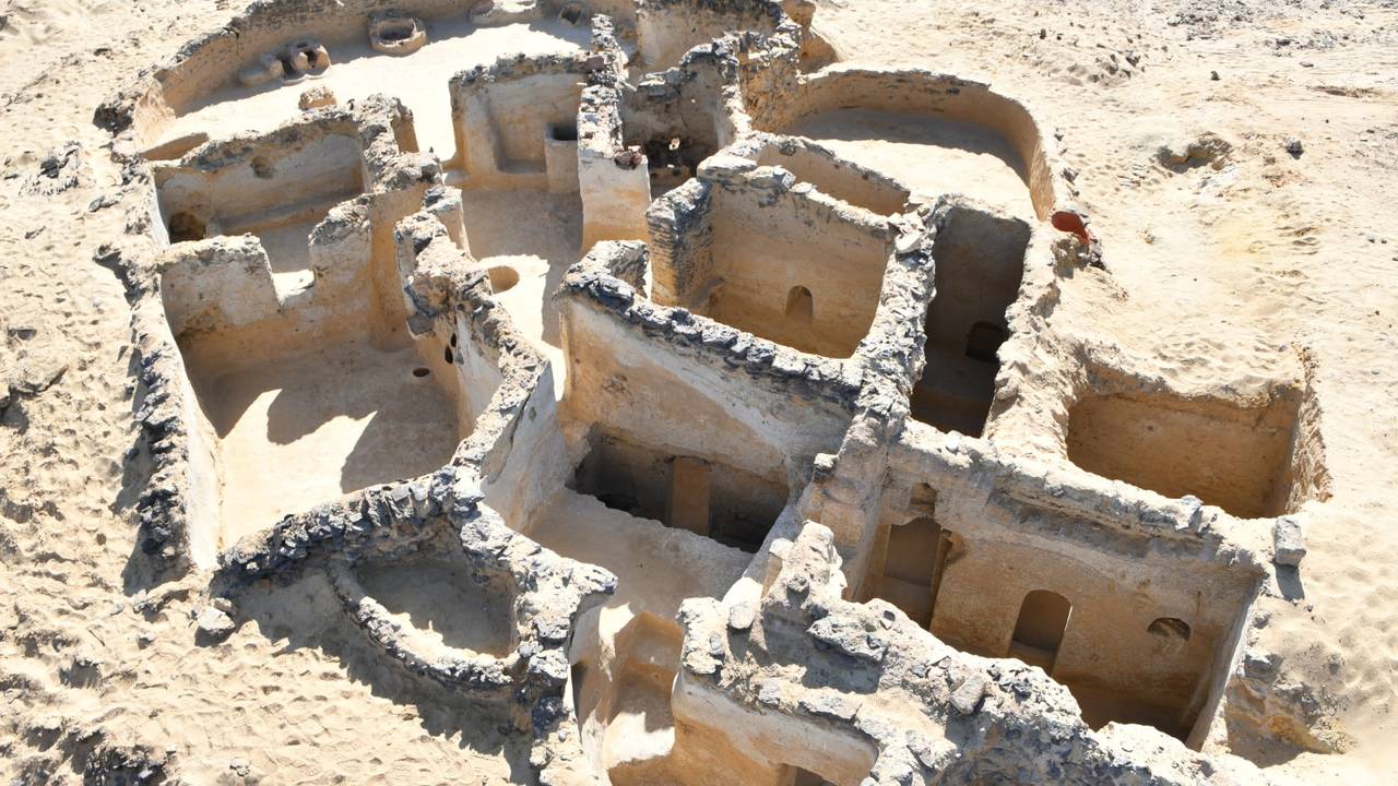 Utgravinger gjort i Bahariya i den vestlige ørkenen i Egypt av det som ser ut til å være verdens eldst daterte kristne kloster.